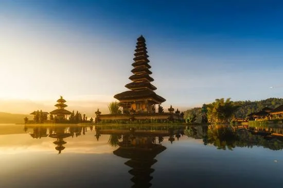Excursión por los templos de Ulun Danu y Tanah Lot en Bali