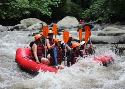 Rafting en aguas bravas en el río Ayung en Bali G1